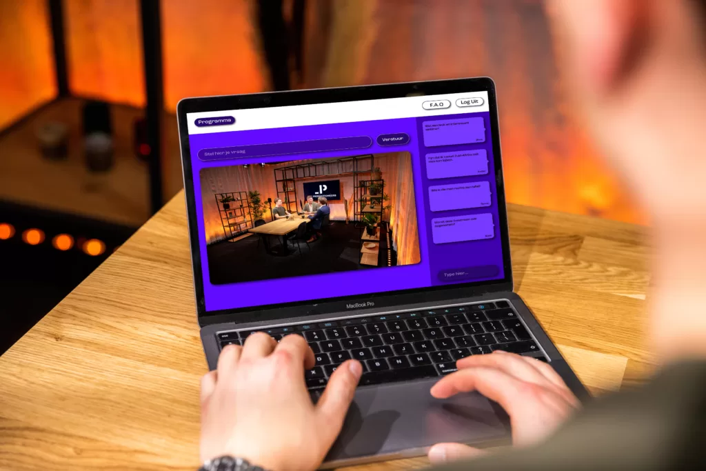 Foto van een laptop met een livestream platform op het scherm